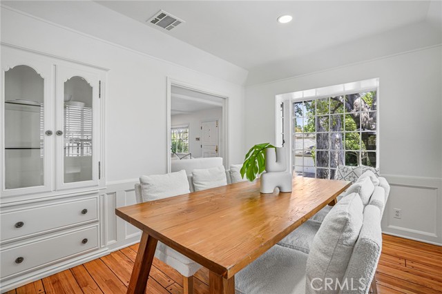 3975 Van Noord Avenue, Studio City CA: https://media.crmls.org/medias/cbc11996-2f99-4325-b95d-b96292e10a26.jpg