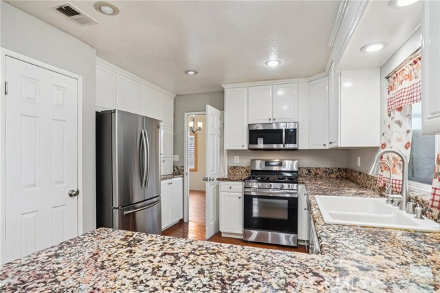 Detail Gallery Image 7 of 21 For 808 Daybreak Ct, San Jacinto,  CA 92582 - 4 Beds | 3 Baths