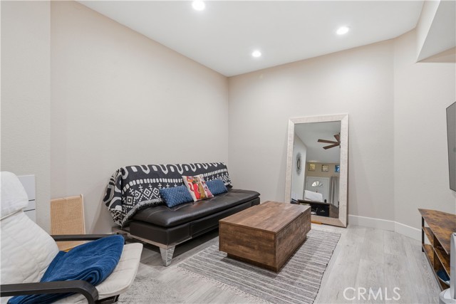 Detail Gallery Image 2 of 28 For 626 Lake #38,  Huntington Beach,  CA 92648 - 1 Beds | 1 Baths