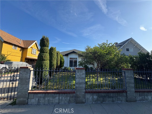 Detail Gallery Image 2 of 39 For 2916 Halldale, Los Angeles,  CA 90018 - 3 Beds | 2 Baths