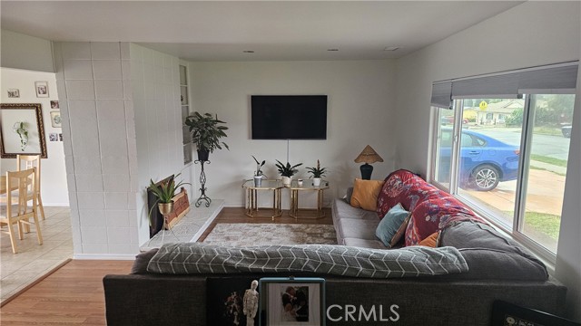 728 Malat Drive photo 2