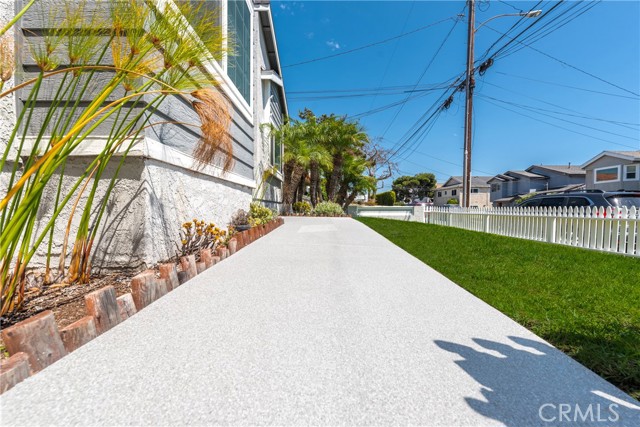 Detail Gallery Image 4 of 75 For 2205 Clark Ln a,  Redondo Beach,  CA 90278 - 3 Beds | 2/1 Baths