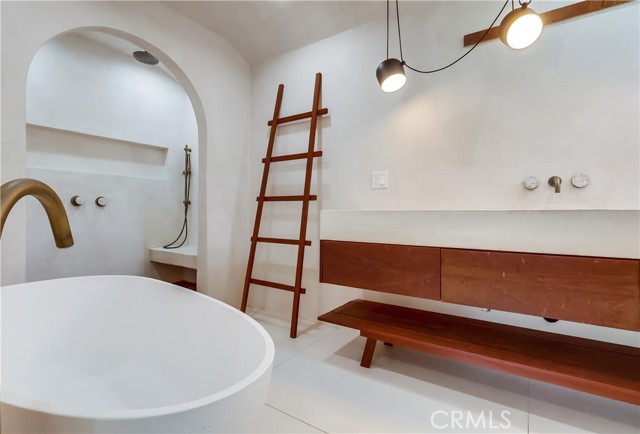 5528 Voletta Place, Valley Village CA: https://media.crmls.org/medias/cbca5793-4fc1-472a-8a49-8c801e6f46f3.jpg
