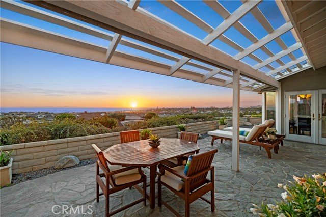 Detail Gallery Image 1 of 36 For 1401 Seacrest Dr, Corona Del Mar,  CA 92625 - 4 Beds | 3 Baths