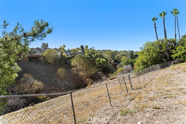 The lot travels down to the canyon bottom. This is one of the three largest lots in Masongate.