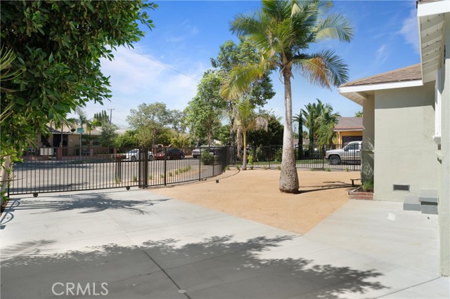 1401 Highland Street, Santa Ana CA: https://media.crmls.org/medias/cbd7c3df-81bb-4d64-ba87-711f418e6a47.jpg