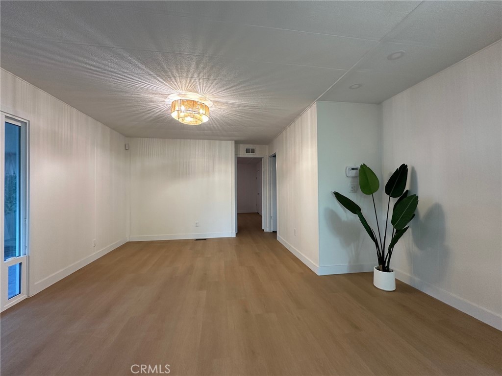 https://media.crmls.org/medias/cbd84bc9-b994-4325-8c2a-a8f73466f6e1.jpg?preset=X-Large