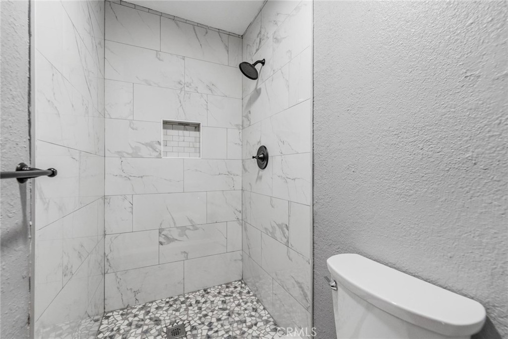 https://media.crmls.org/medias/cbd8d959-47f8-4f29-b3de-53ea2c96c9d0.jpg?preset=X-Large