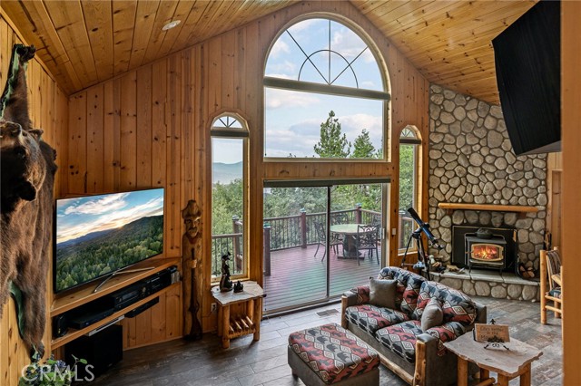 Detail Gallery Image 8 of 27 For 2477 Spring Oak Dr, Running Springs,  CA 92382 - 3 Beds | 3 Baths