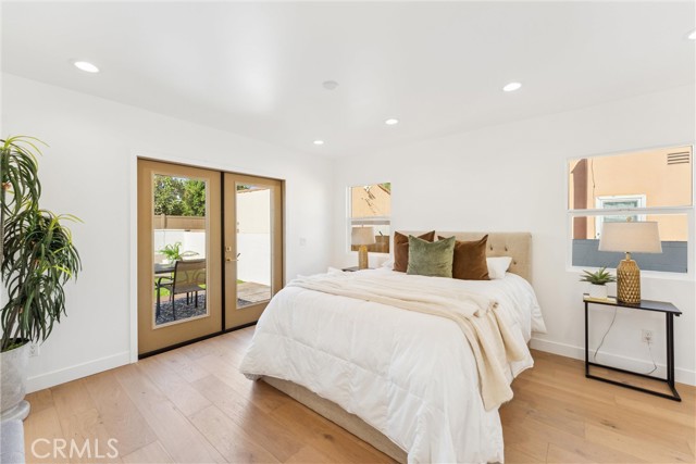 3945 S Norton Avenue, Los Angeles CA: https://media.crmls.org/medias/cbdbcdd4-5228-462a-b010-08e0f13874f3.jpg