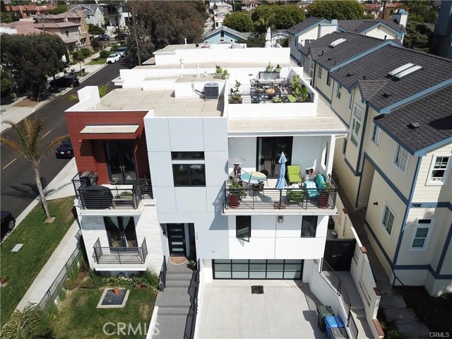 Detail Gallery Image 23 of 26 For 700 Broadway, Redondo Beach,  CA 90277 - 4 Beds | 3/1 Baths