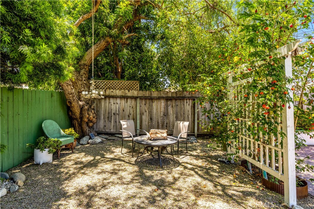https://media.crmls.org/medias/cbe05da0-c667-4282-9577-e5b16209f193.jpg?preset=X-Large