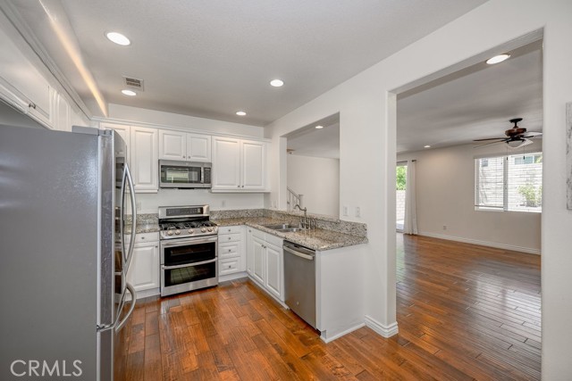 Detail Gallery Image 4 of 27 For 28378 Mirabelle Ln, Saugus,  CA 91350 - 3 Beds | 2/1 Baths