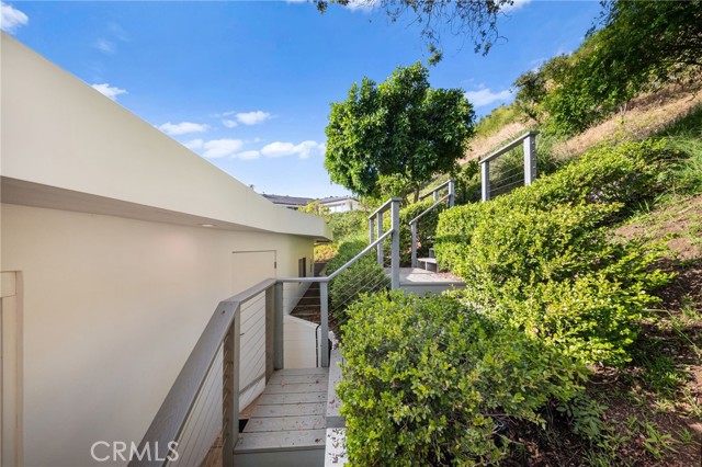 1046 N Hillcrest Road, Beverly Hills CA: https://media.crmls.org/medias/cbe42856-1ced-4998-98dc-174911b410c5.jpg