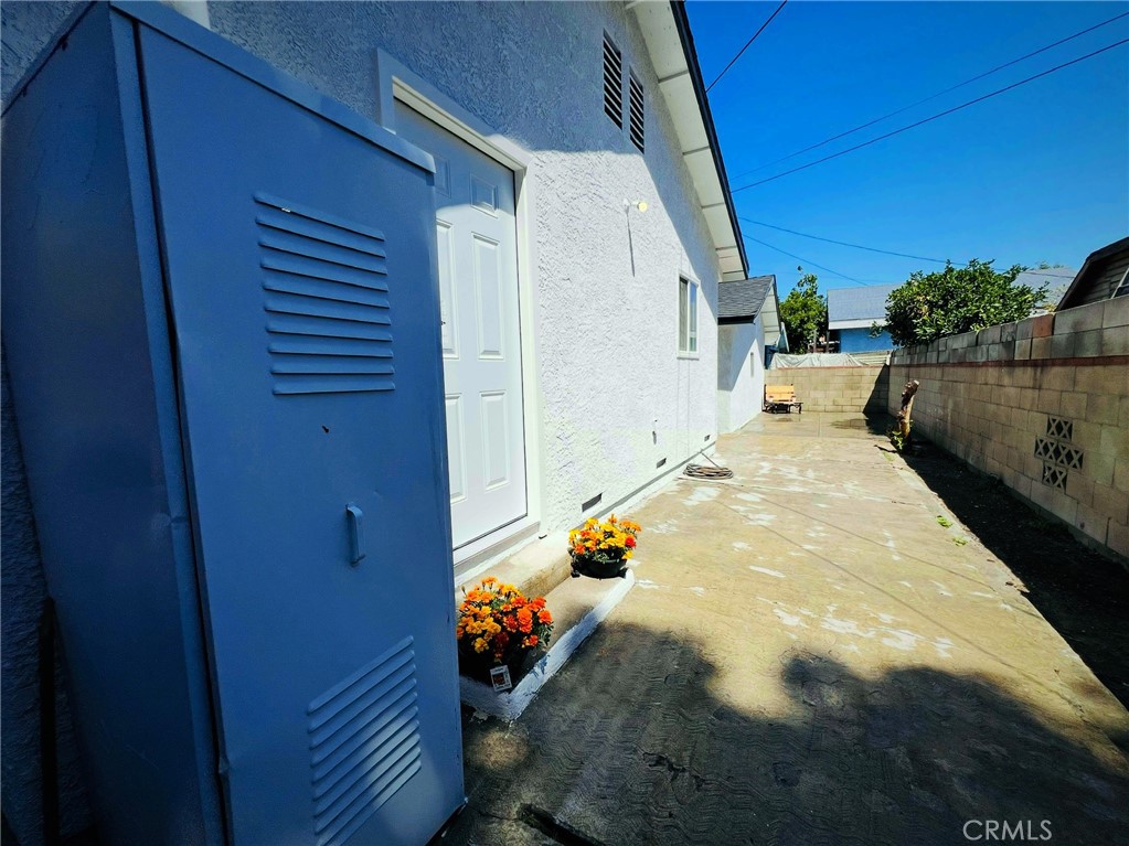https://media.crmls.org/medias/cbe4e2e5-60f0-4bc9-85cc-c65a5f5a1966.jpg?preset=X-Large