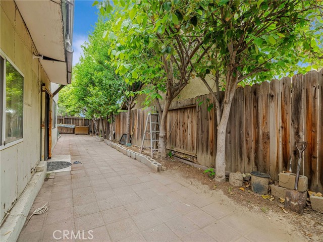 7800 Winnetka Avenue, Winnetka CA: https://media.crmls.org/medias/cbe5ecee-eddb-481b-a1b2-8fdb0678db9d.jpg