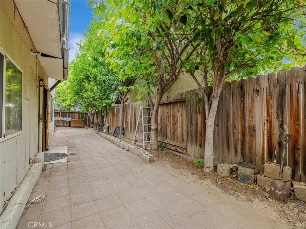https://media.crmls.org/medias/cbe5ecee-eddb-481b-a1b2-8fdb0678db9d.jpg?preset=X-Large