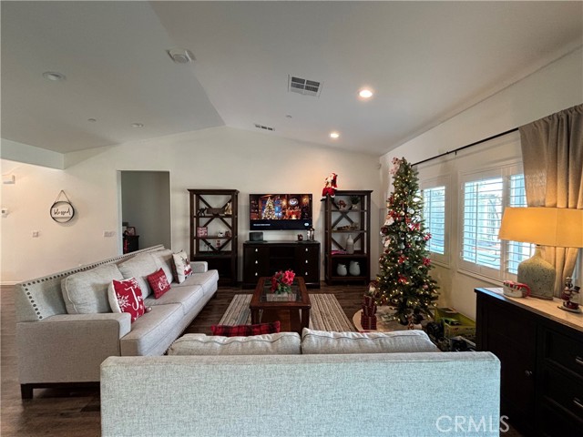 Detail Gallery Image 4 of 5 For 206 Garden Air Ct, Calimesa,  CA 92320 - 5 Beds | 3 Baths