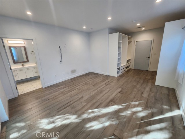 Detail Gallery Image 22 of 29 For 6848 Encino, Encino,  CA 91406 - 3 Beds | 3 Baths