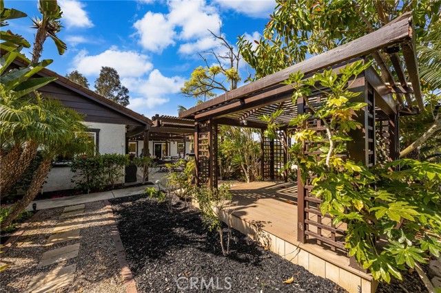 2465 Via Oeste Drive, Fallbrook CA: https://media.crmls.org/medias/cbe90f67-3c0c-4492-be93-85bbd2de9914.jpg