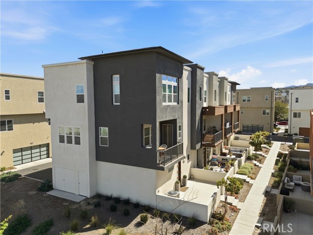 Detail Gallery Image 2 of 43 For 27013 Hummingbird Ln, Valencia,  CA 91381 - 3 Beds | 3 Baths