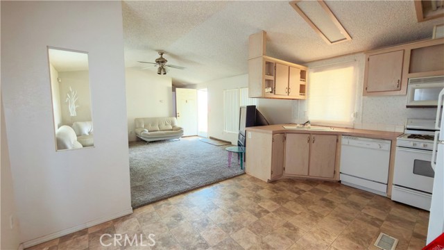 Detail Gallery Image 11 of 28 For 18420 Decker, Perris,  CA 92570 - 2 Beds | 2 Baths