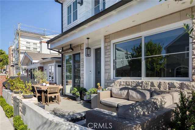 Detail Gallery Image 4 of 65 For 400 40th Street, Newport Beach,  CA 92663 - 7 Beds | 6/2 Baths