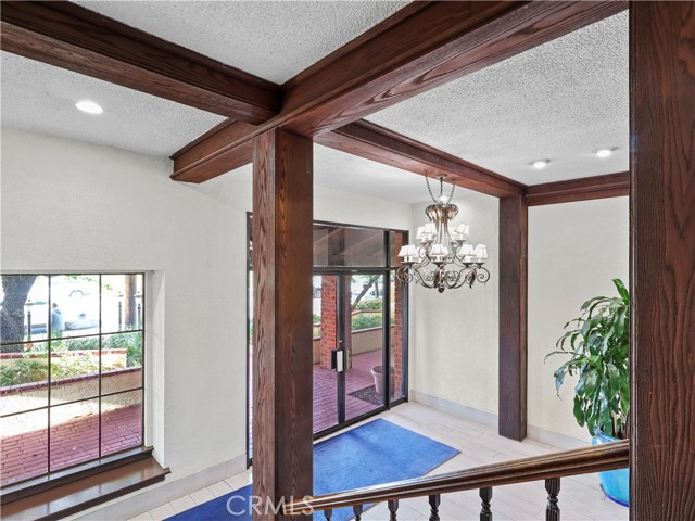 12720 Burbank Boulevard, Valley Village CA: https://media.crmls.org/medias/cbeef059-a1cf-4a05-bef7-adf122774a00.jpg
