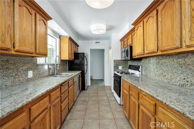 Detail Gallery Image 5 of 27 For 5219 San Feliciano Dr, Woodland Hills,  CA 91364 - 6 Beds | 4 Baths