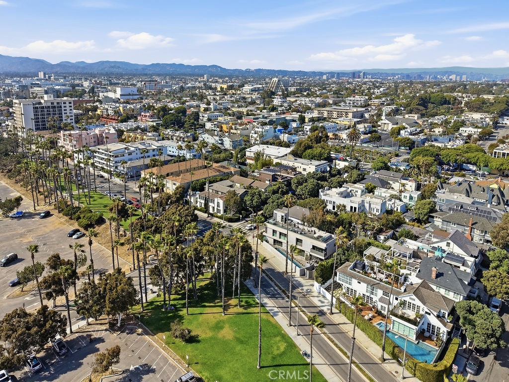 https://media.crmls.org/medias/cbf0a3fd-77d3-4ed9-bb46-811048137c6c.jpg?preset=X-Large