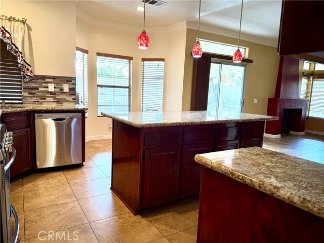 Detail Gallery Image 6 of 17 For 4030 Lexington Ct, Palmdale,  CA 93552 - 5 Beds | 3 Baths