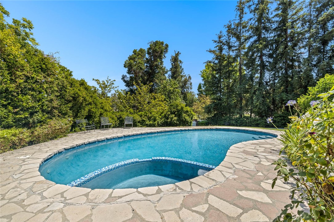 Detail Gallery Image 3 of 35 For 4921 Palomar Dr, Tarzana,  CA 91356 - 5 Beds | 3/1 Baths