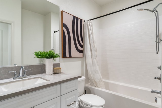 2888 E Berry Loop Privado, Ontario CA: https://media.crmls.org/medias/cbf3a333-06da-461e-97cc-53b08c7a4109.jpg