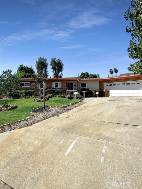 Single story home on a 13,189 SF lot on the highly desirable Briarwood Drive in Brea. This single story home on a cul de sac features 4 bedrooms and 3 baths.
The home needs some TLC and is sold as is.