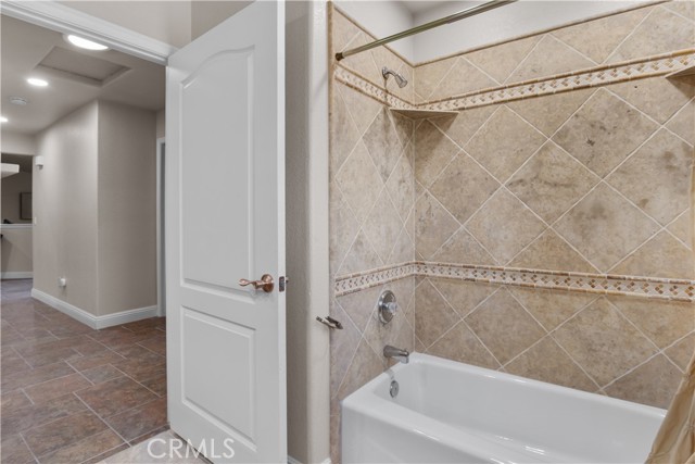 Detail Gallery Image 14 of 22 For 12210 Larch St, Oak Hills,  CA 92344 - 5 Beds | 3 Baths