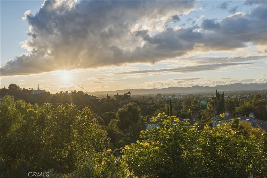 https://media.crmls.org/medias/cbf98b9d-8519-4b1f-ba5a-057dc3bb9275.jpg?preset=X-Large