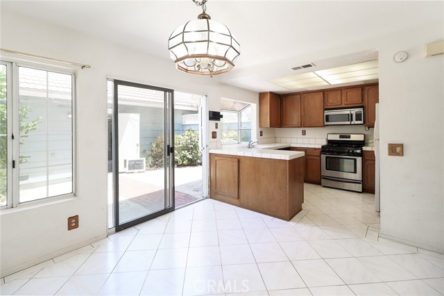 345 Jeremiah Drive, Simi Valley CA: https://media.crmls.org/medias/cbfcbf6d-04ea-4182-8f91-a78f77e92c81.jpg