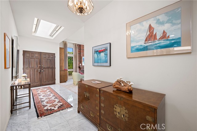 21 Beachcomber Drive, Corona del Mar CA: https://media.crmls.org/medias/cbfda9ea-4aff-48f9-941e-333a8b9dd544.jpg