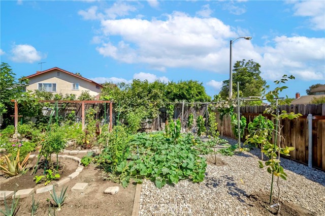 2401 El Portal Way, Oxnard CA: https://media.crmls.org/medias/cbfdf7c9-647d-418b-8b39-e10d8d7859f8.jpg