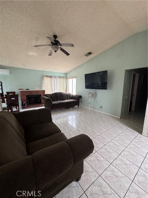 Detail Gallery Image 11 of 33 For 7900 Pinyon Ave, Fontana,  CA 92336 - 4 Beds | 2 Baths