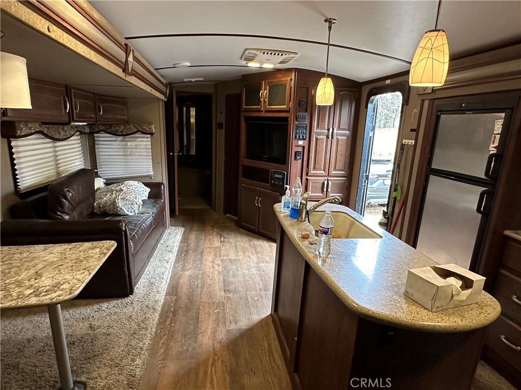 https://media.crmls.org/medias/cc094502-c5d3-41ec-92d4-7b3587890138.jpg?preset=X-Large
