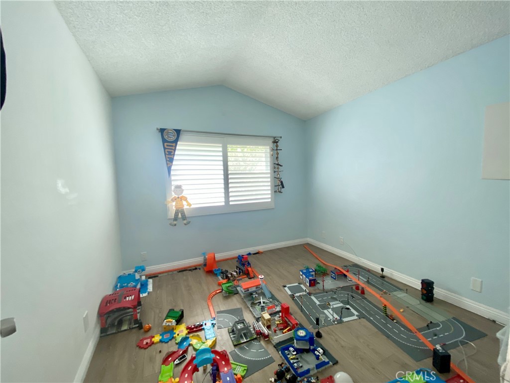 https://media.crmls.org/medias/cc0e9353-104c-4276-8bd4-55ce36cbe27a.jpg?preset=X-Large