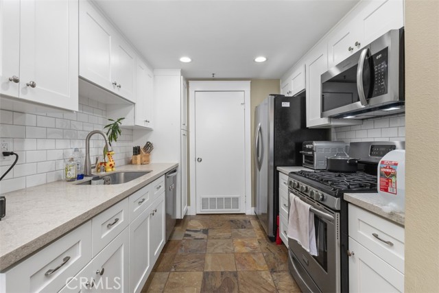 17661 Sergio Circle, Huntington Beach CA: https://media.crmls.org/medias/cc110e5f-d861-498f-a41d-5c1406eeb9bd.jpg