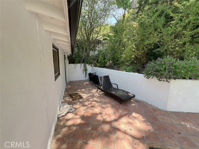 Detail Gallery Image 6 of 15 For 9466 Hidden Valley Pl, Beverly Hills,  CA 90210 - 3 Beds | 3 Baths