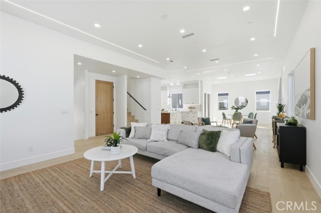 Detail Gallery Image 5 of 45 For 617 N Irena Ave #B,  Redondo Beach,  CA 90277 - 4 Beds | 3/1 Baths