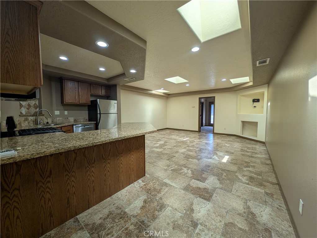 https://media.crmls.org/medias/cc160329-b6a3-4fac-9a9d-4e31b61fd23e.jpg?preset=X-Large