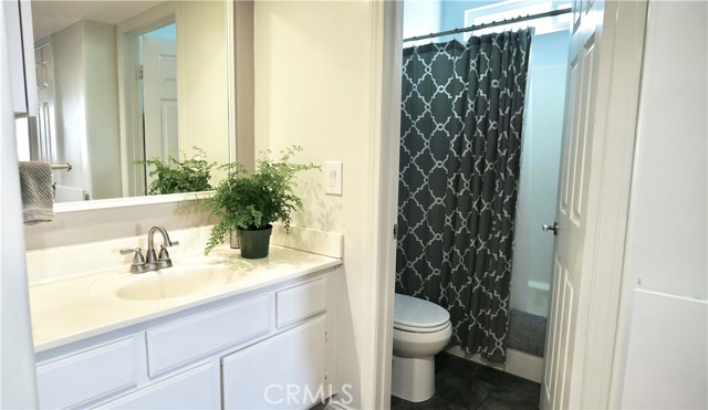 Detail Gallery Image 4 of 5 For 1100 Newport Ave #403,  Long Beach,  CA 90804 - 1 Beds | 1 Baths