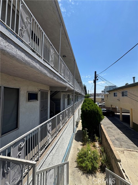 Detail Gallery Image 5 of 7 For 6902 Vesper, Van Nuys,  CA 91405 - – Beds | – Baths