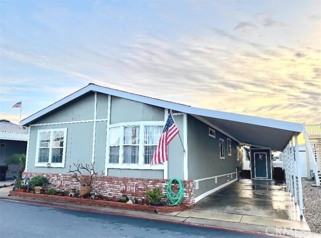 Detail Gallery Image 2 of 22 For 21851 Newland St. #82,  Huntington Beach,  CA 92646 - 4 Beds | 2 Baths