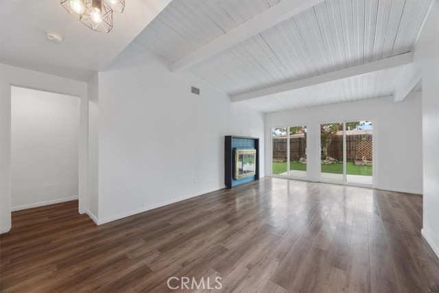 Detail Gallery Image 2 of 17 For 18027 Hemmingway St, Reseda,  CA 91335 - 3 Beds | 3 Baths
